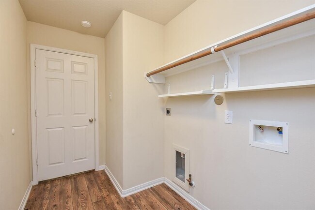 Building Photo - 3102 Apple Dale Dr