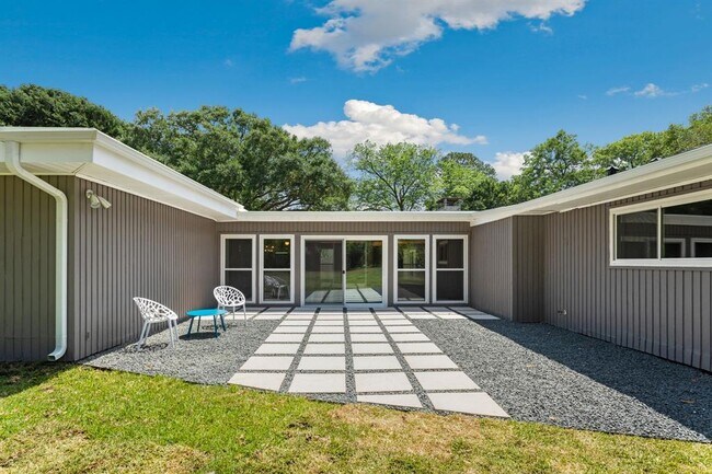 Building Photo - 9106 Bonhomme Rd