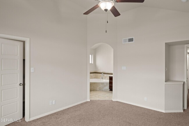 Building Photo - 14432 Russell Borea