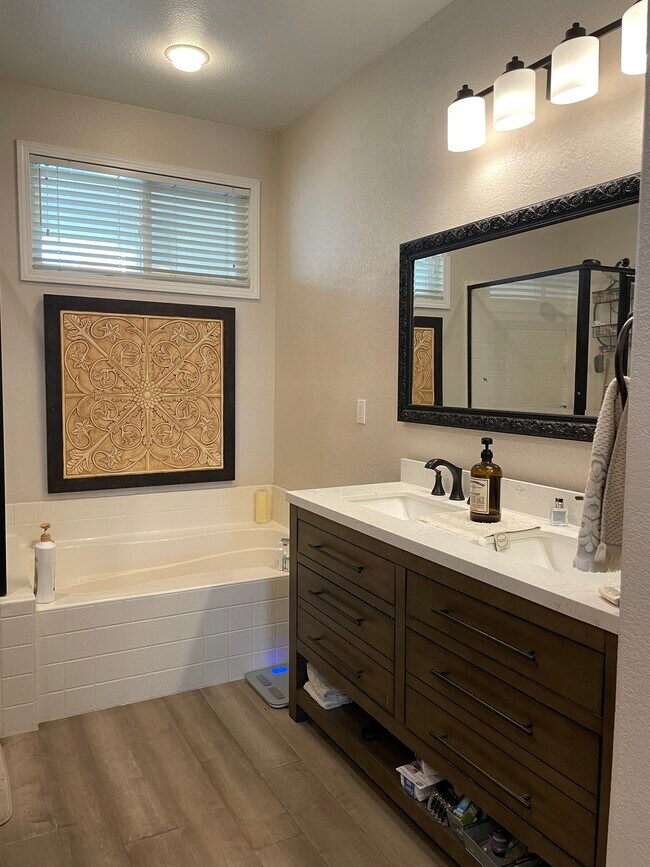 Building Photo - 3041 Rancho la Presa