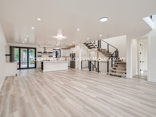Building Photo - 3595 Darley Ave