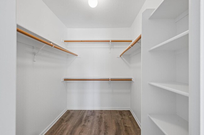 Building Photo - 8734 W Bloomfield Rd