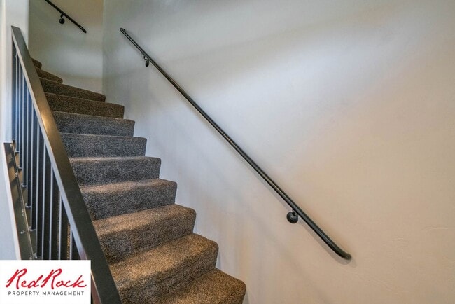 Building Photo - 3 Bedroom & 2.5 Bathroom & Dog Friendly!