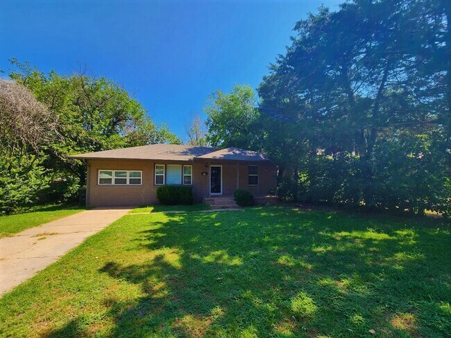 Building Photo - 2 Bed 1 Bath Plus Bonus Living/Office Cottage Style Home-The Village NW OKC