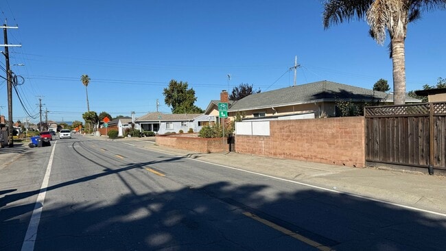 Building Photo - 922 Fargo Ave