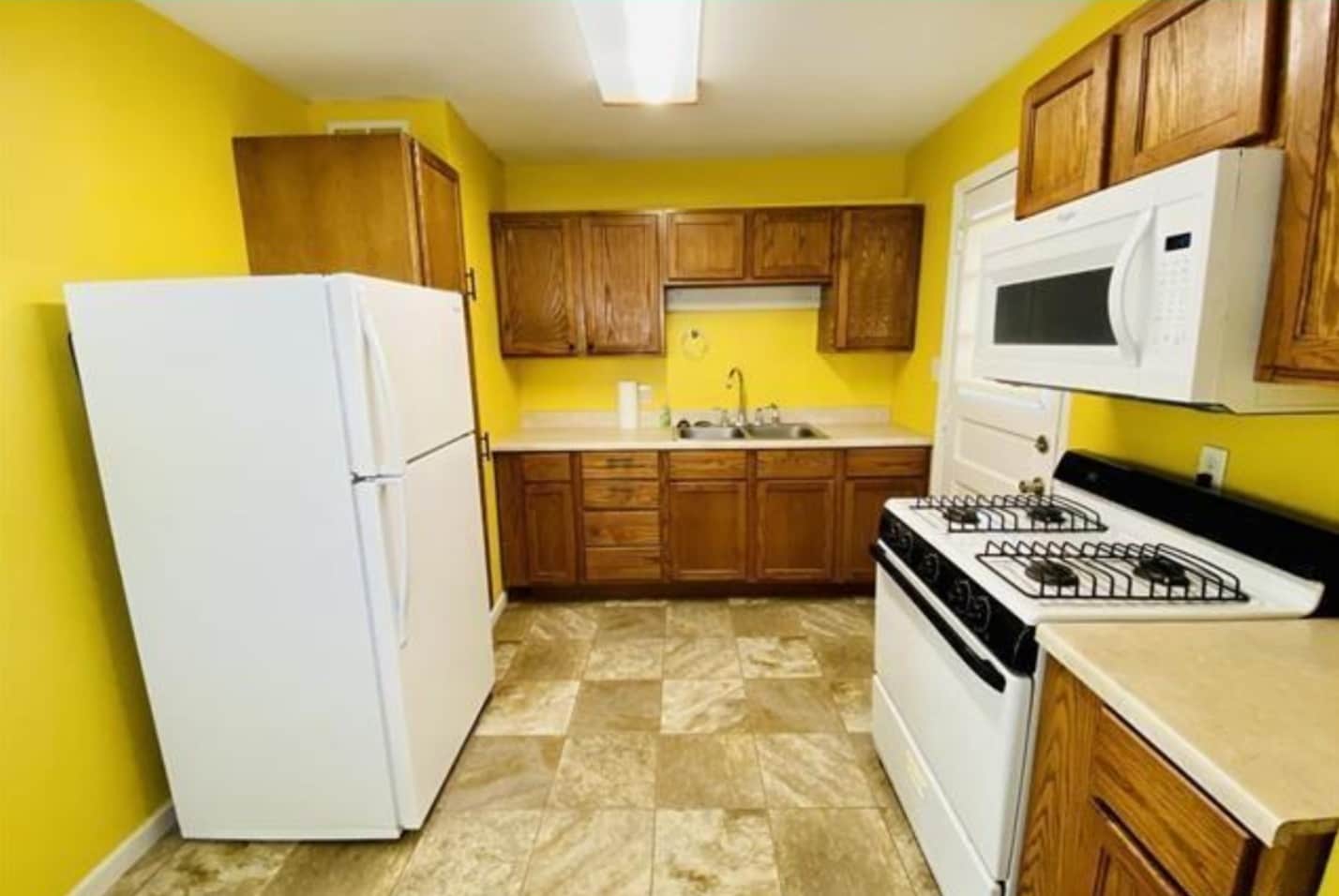 kitchen - 1051 Frank St
