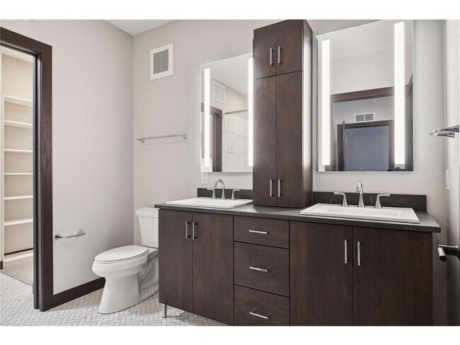 Building Photo - 253 Lake St E