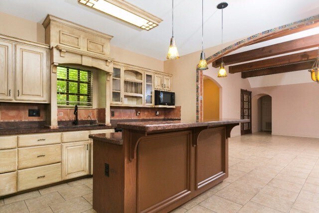 Building Photo - 4Bed/3.5Bath WITH A POOL Now available in Mcallen TX (Taylor and 495)