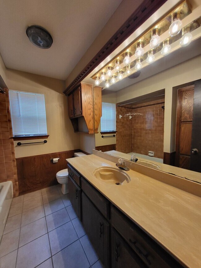 Building Photo - (3) Bed/(2) Bath in West Norman!
