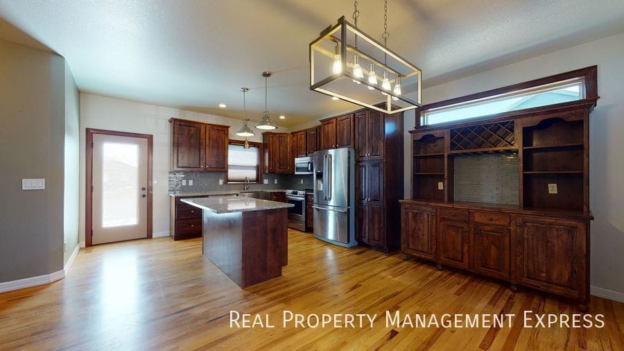 Building Photo - Beautiful 4 Bed 3.5 Bath House with 3-stall attached garage and fenced backyard on West side