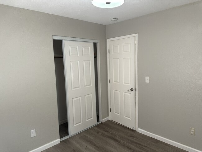 Building Photo - Modesto Cute 4 Bedroom 2 Bath Single Story...