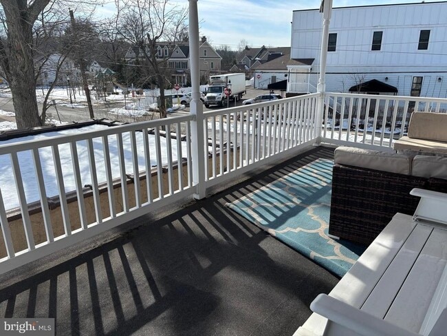 Building Photo - 659 N Main St