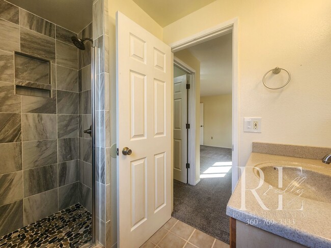 Building Photo - Spacious 4-Bedroom Rambler with Fenced Yar...