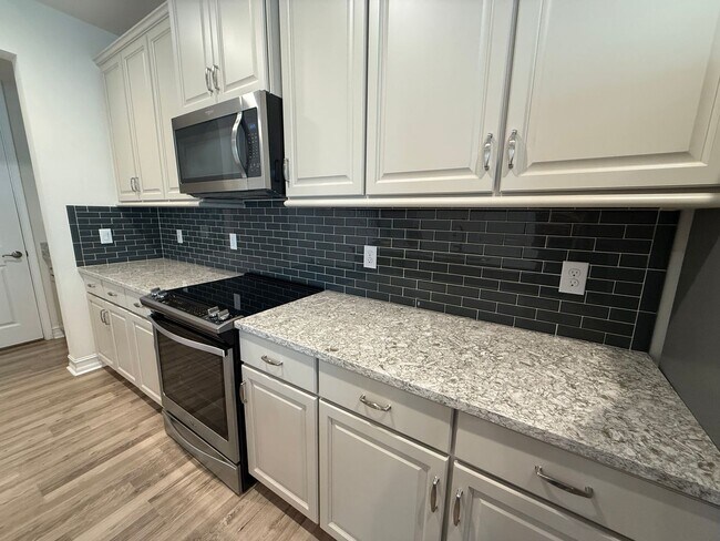 Building Photo - Beautiful Townhome in Lutz