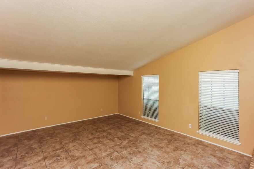 Building Photo - 515 Nora Ln