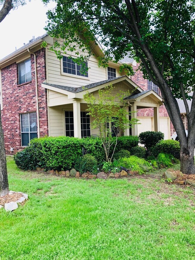 Building Photo - 5 bedroom 2.5 bathroom in Pecan Creek