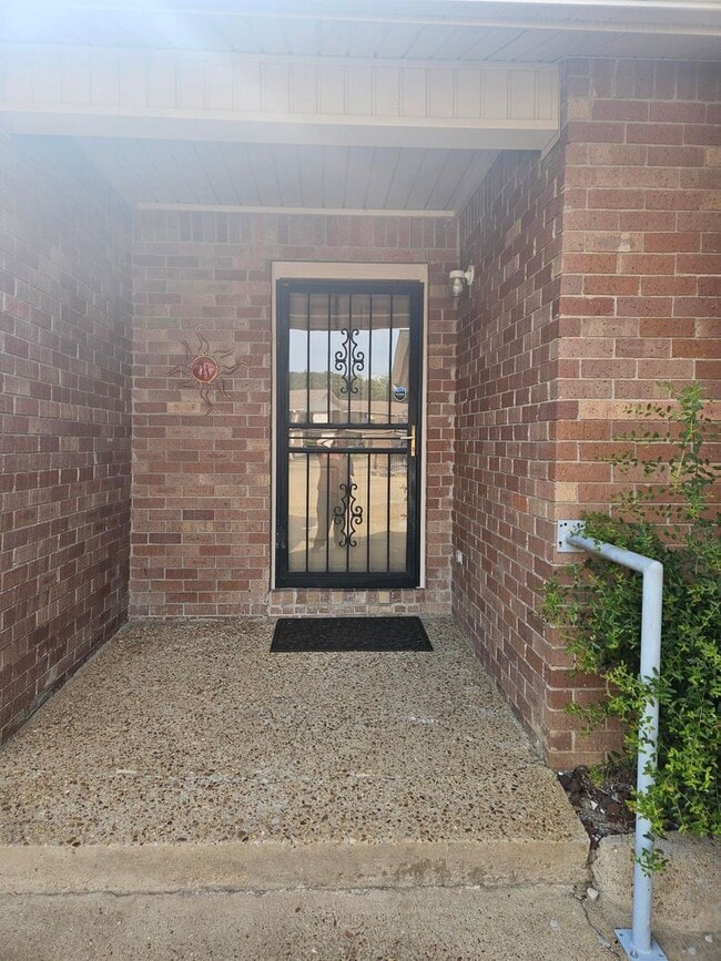 Building Photo - 2 or 3 Bed / 2 Bath Condo in Greenbriar Available Soon!