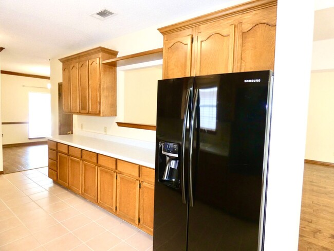Building Photo - Custom Home On 1.78 Acre Lot