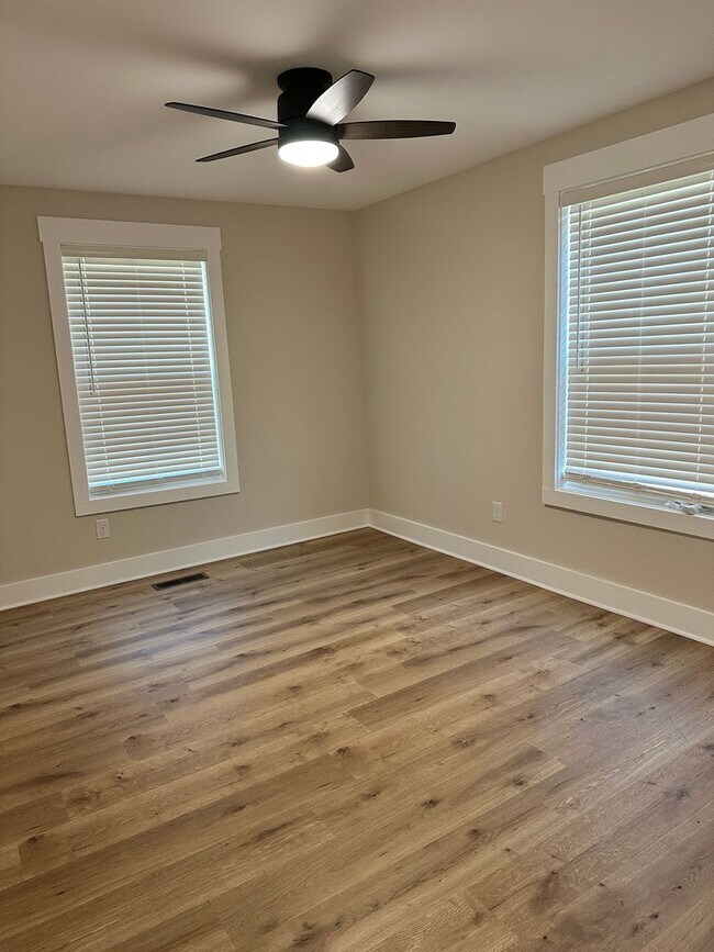 Building Photo - 102 W 15th Ave