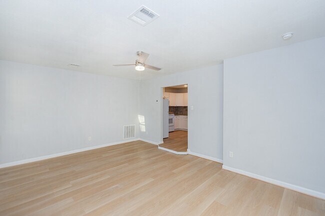 Building Photo - 3707 Meadowlake Rd