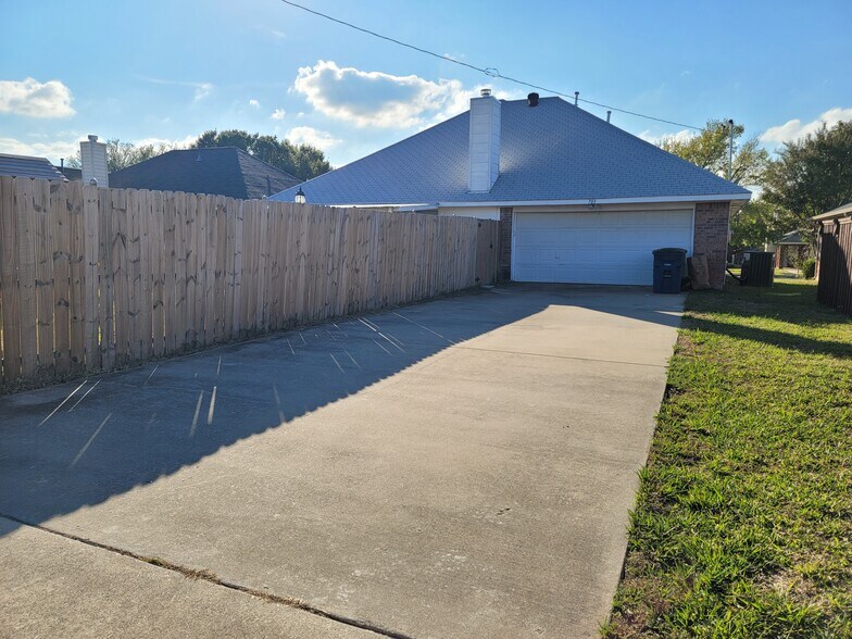 Building Photo - 703 Flagstone Way