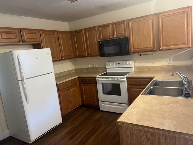 Building Photo - Beautiful 2/1 House in pass Christian, MS