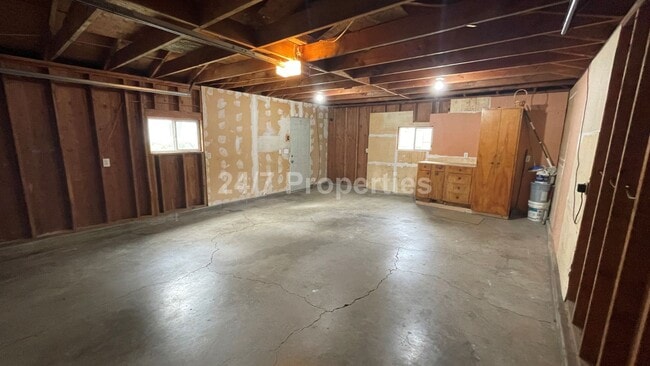 Building Photo - Beautiful 4 BD | 2 BA Corner Lot Home - Mi...