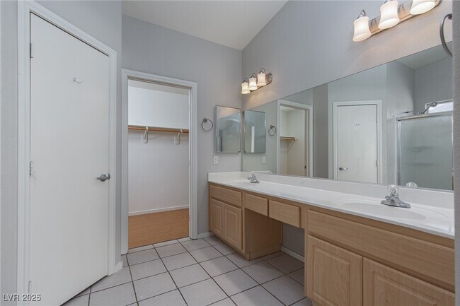 Building Photo - 533 Trocadero St