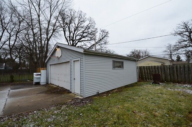Building Photo - 23247 W N Lakewood Ln