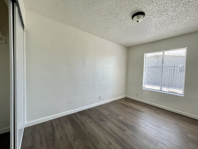 Building Photo - Single story 1 bedroom 1 bath condo availa...