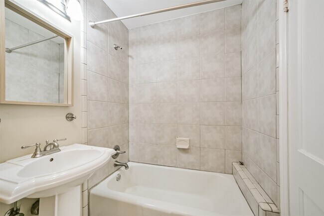 Building Photo - 2411 Wroxton Rd