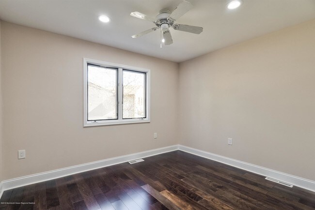 Building Photo - 201 Pear Dr