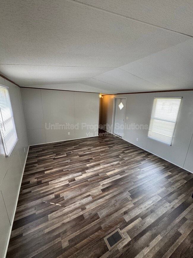 Building Photo - 9499 Wendi Dr NE