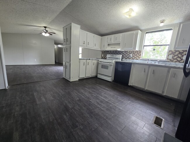 Building Photo - 1449 Beach Airport Rd