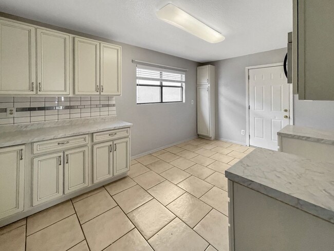 Building Photo - 1517 N Breckon Dr