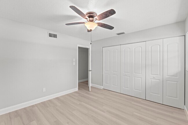 Building Photo - 534 E Del Monte Ave