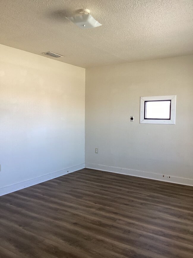 Building Photo - Charming 2 Bed 1 Bath Home Located in Portales!  Small Dogs and/or Cats Upon Approval!