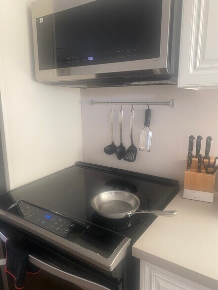 Building Photo - 3675 Kelton Ave