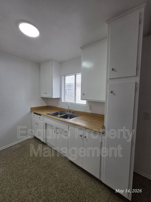 Building Photo - 2056 N Ventura Rd