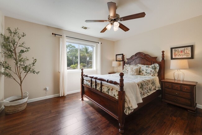 Building Photo - Luxury 4BR Home with Pool & Outdoor Kitche...