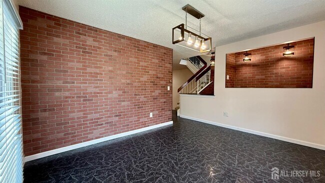 Building Photo - 5 Viburnum Ct