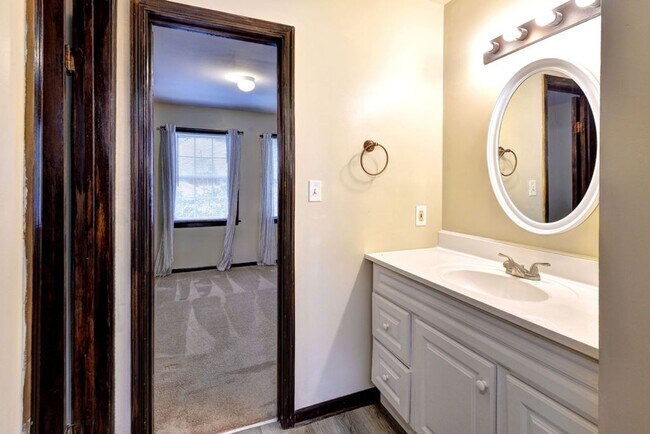 Building Photo - Lovely 2-Bedroom, 1.5-Bath End Unit Townho...