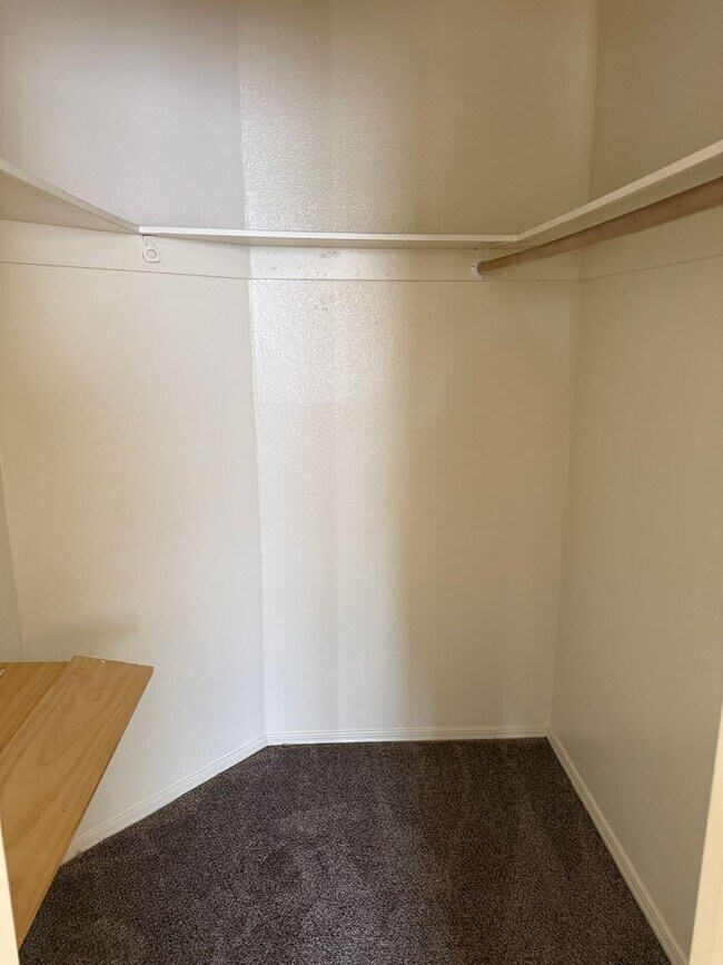 Building Photo - Great location.  4 Br, 1 3/4 Ba, 2 living areas, spacious yard.