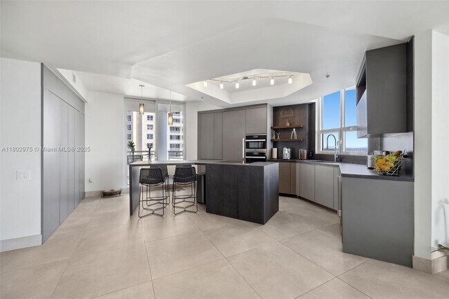 Building Photo - 808 Brickell Key Dr
