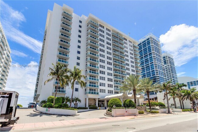 Building Photo - 6917 Collins Ave