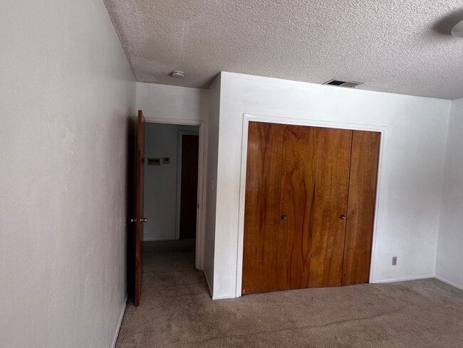 Building Photo - HOUSE