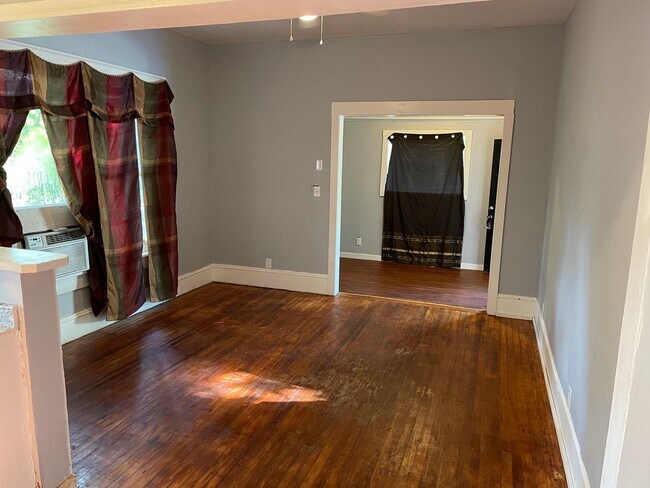 Building Photo - Remodeled 1 Bedroom Apartment near LSUS