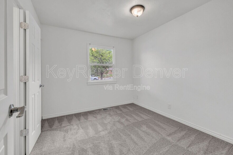 Building Photo - 8910 Poze Blvd