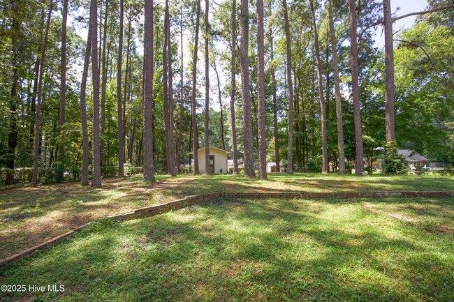 Building Photo - 906 N Glenwood Trail