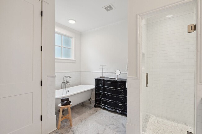 Building Photo - 1226 Adams St